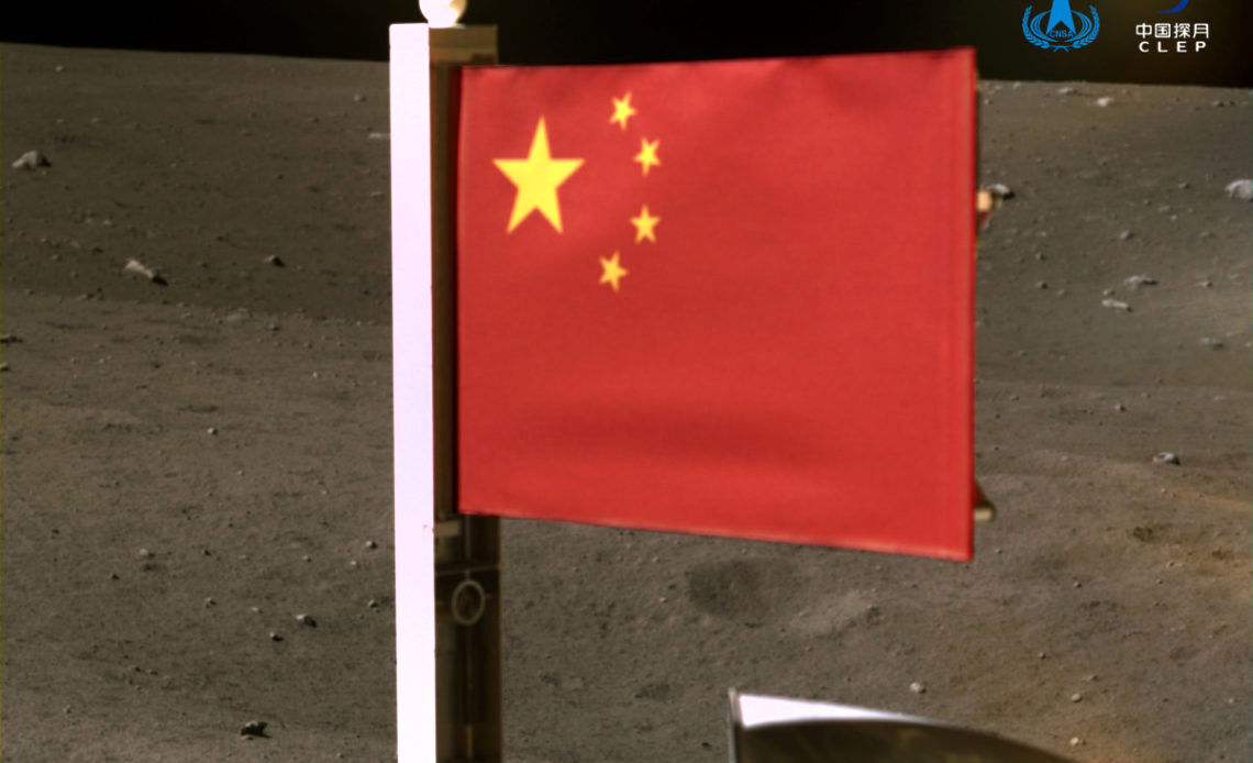 پرچم چین روی کره ماه به زمین زده شد