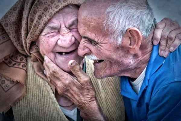عکس عاشقانه «زوج سالمند ایرانی» وایرال شد