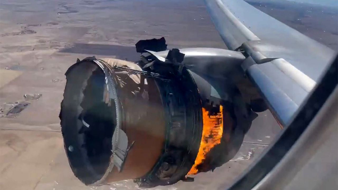 تکه تکه شدن موتور یک هواپیمای مسافربری در آسمان
