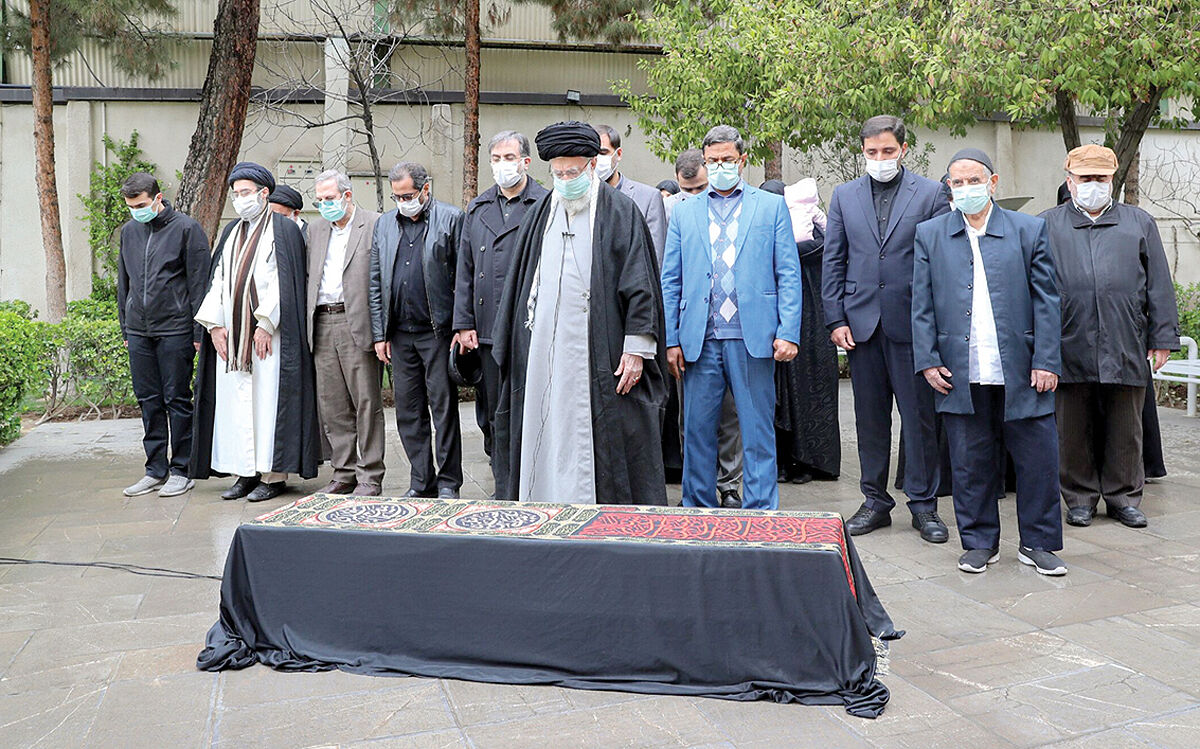 اقامه نماز رهبر معظم انقلاب بر پیکر مرحوم غفوری‌فرد