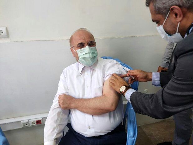 رئیس مجلس واکسن ایرانی برکت را دریافت کرد