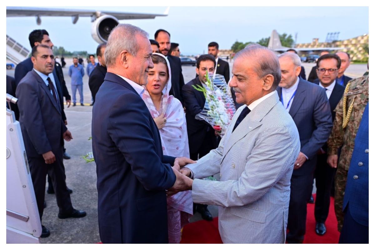 استقبال پر سر و صدای شهباز شریف از پزشکیان / 21 گلوله توپ شلیک شد + فیلم