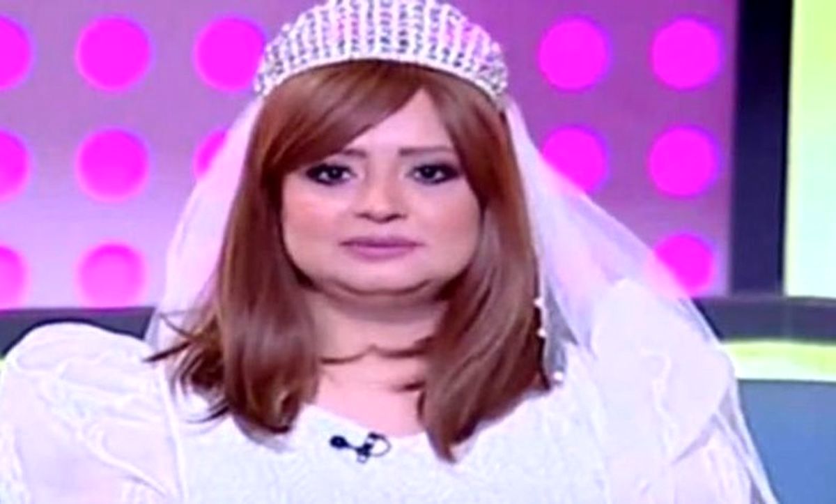 اتفاقی عجیب؛ حضور مجری با لباس عروس در برنامه زنده تلویزیون!