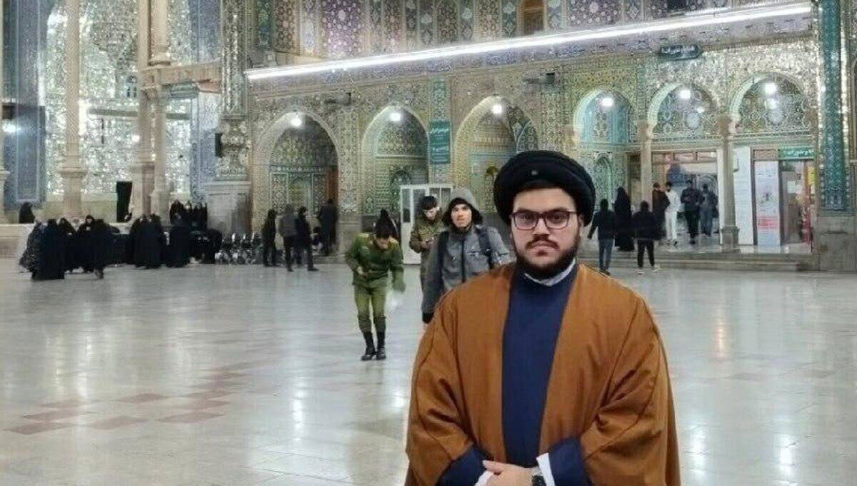 تصویری از فرزند شهید سید حسن نصر الله در مراسم وداع با رهبر شهید +عکس