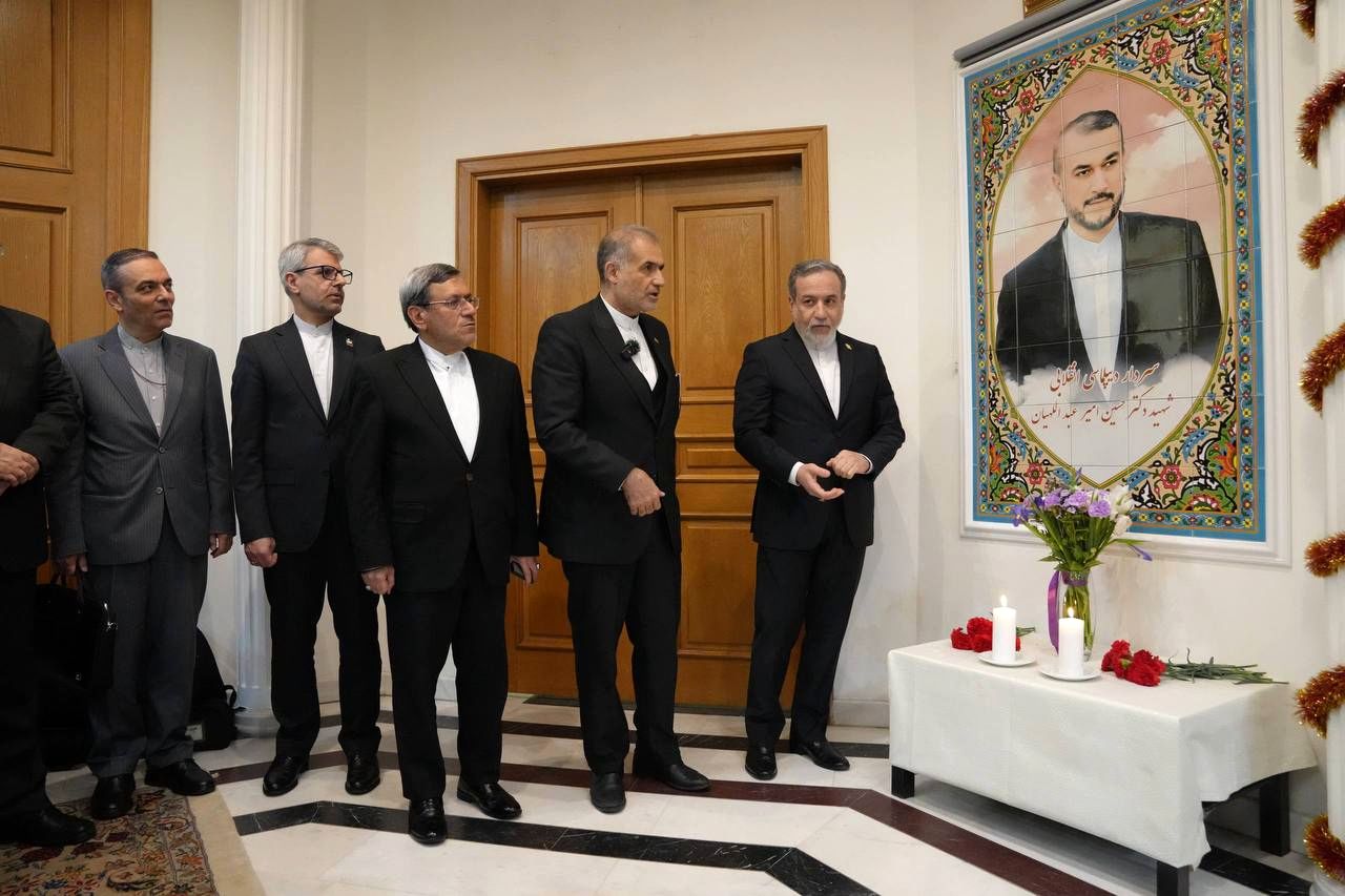 رونمایی از نماد یادبود شهید امیرعبداللهیان در مسکو توسط عراقچی