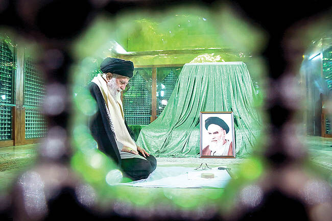 حضور رهبر انقلاب اسلامی در مرقد امام خمینی(ره) وگلزار شهدا 