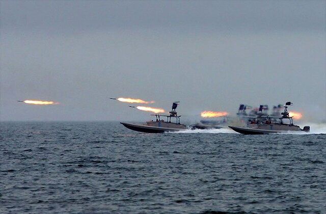 تقابل آمریکا و انگلیس با قایق‌های نظامی ایران!