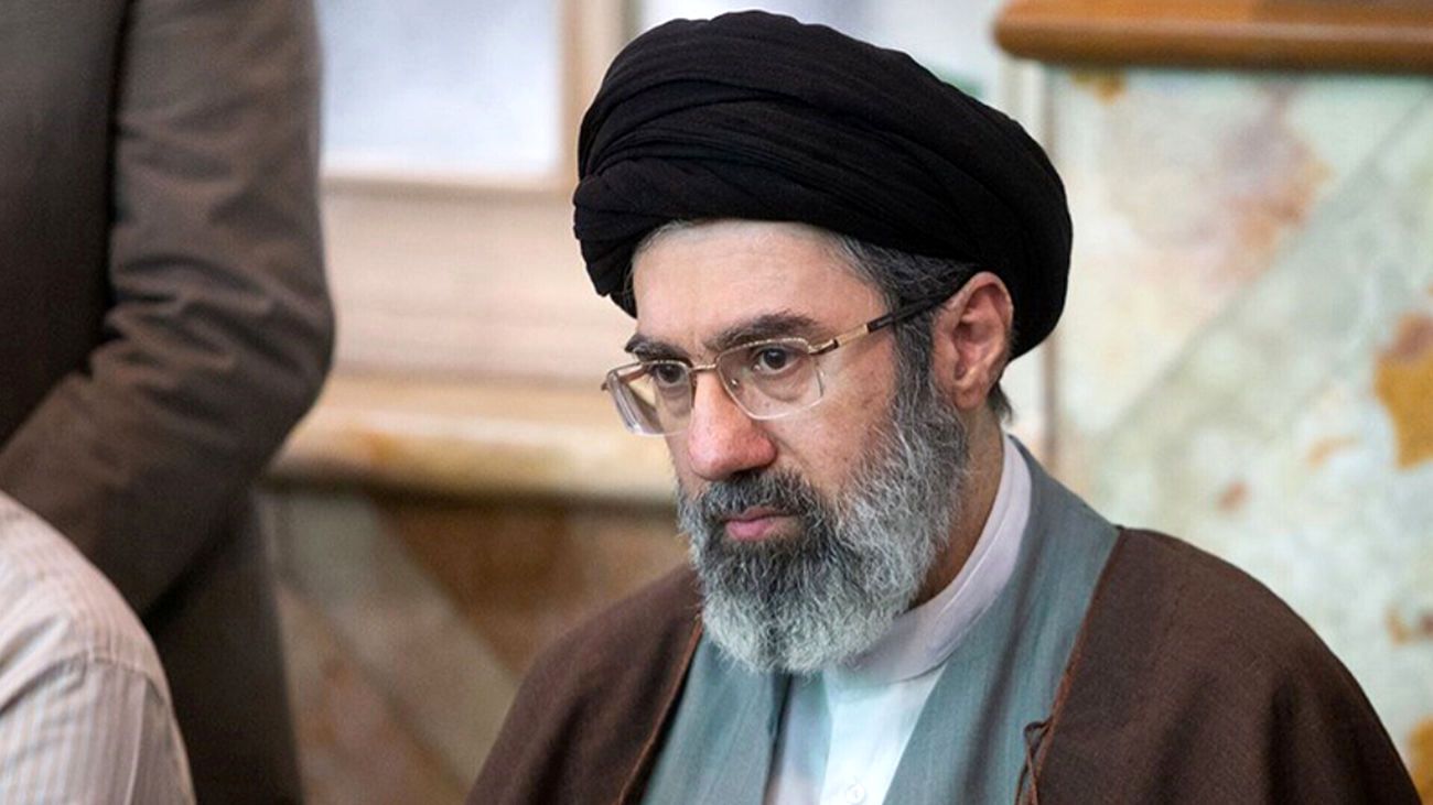 حضور مجتبی خامنه‌ای، فرزند رهبر انقلاب در مراسم تشییع شهدا + فیلم