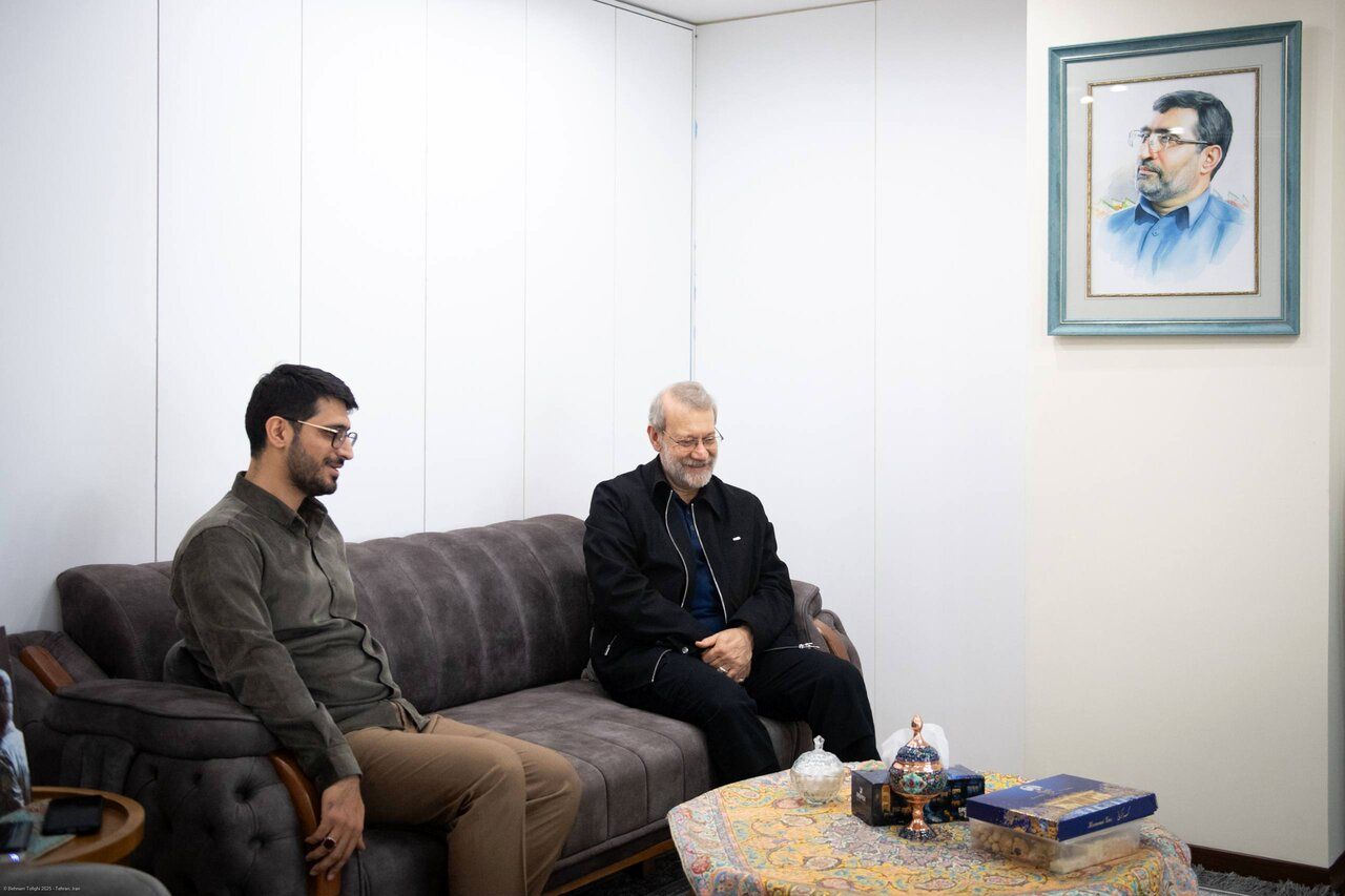 دیدار علی لاریجانی با خانواده شهیدان حاجی‌زاده و محمود باقری/ عکس خاص لاریجانی حین تماشای عکس های سرداران شهید جنگ 12 روزه + تصاویر