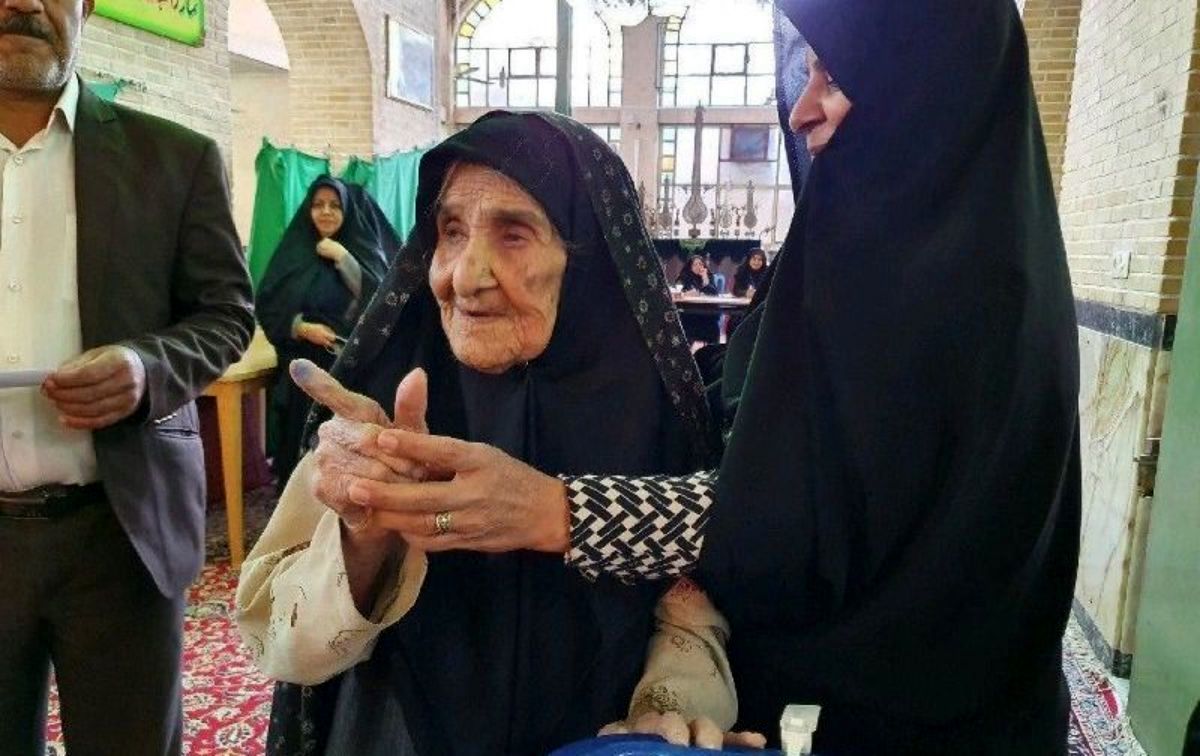 ببینید | حضور پیرزن ۱۰۳ ساله پای صندوق رای