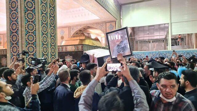 عکسی از تشییع پیکر نادر طالب زاده در حرم رضوی