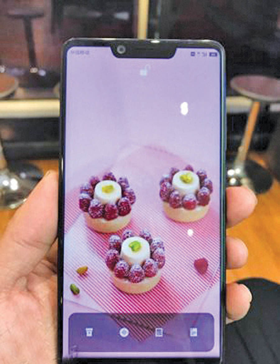 درز تصاویر Aquos S3 شارپ نشان از یک کپی دیگر از آی‌فون X اپل دارد