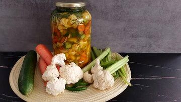 خطر در کمین مردم؛ مسمومیت با خیارشور و ترشیهای خانگی جدی است!