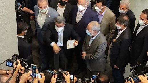 عکس همراه با شناسنامه احمدی نژاد بعد از ثبت‌نام 