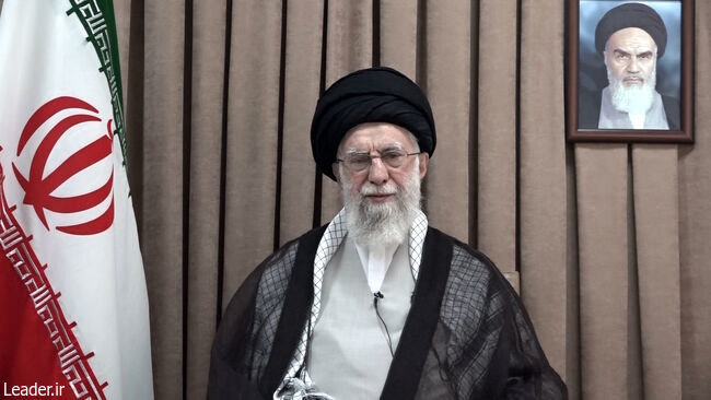 رهبر انقلاب: ملت ایران در مقابل جنگ و صلح تحمیلی محکم می‌ایستد و تسلیم نخواهد شد