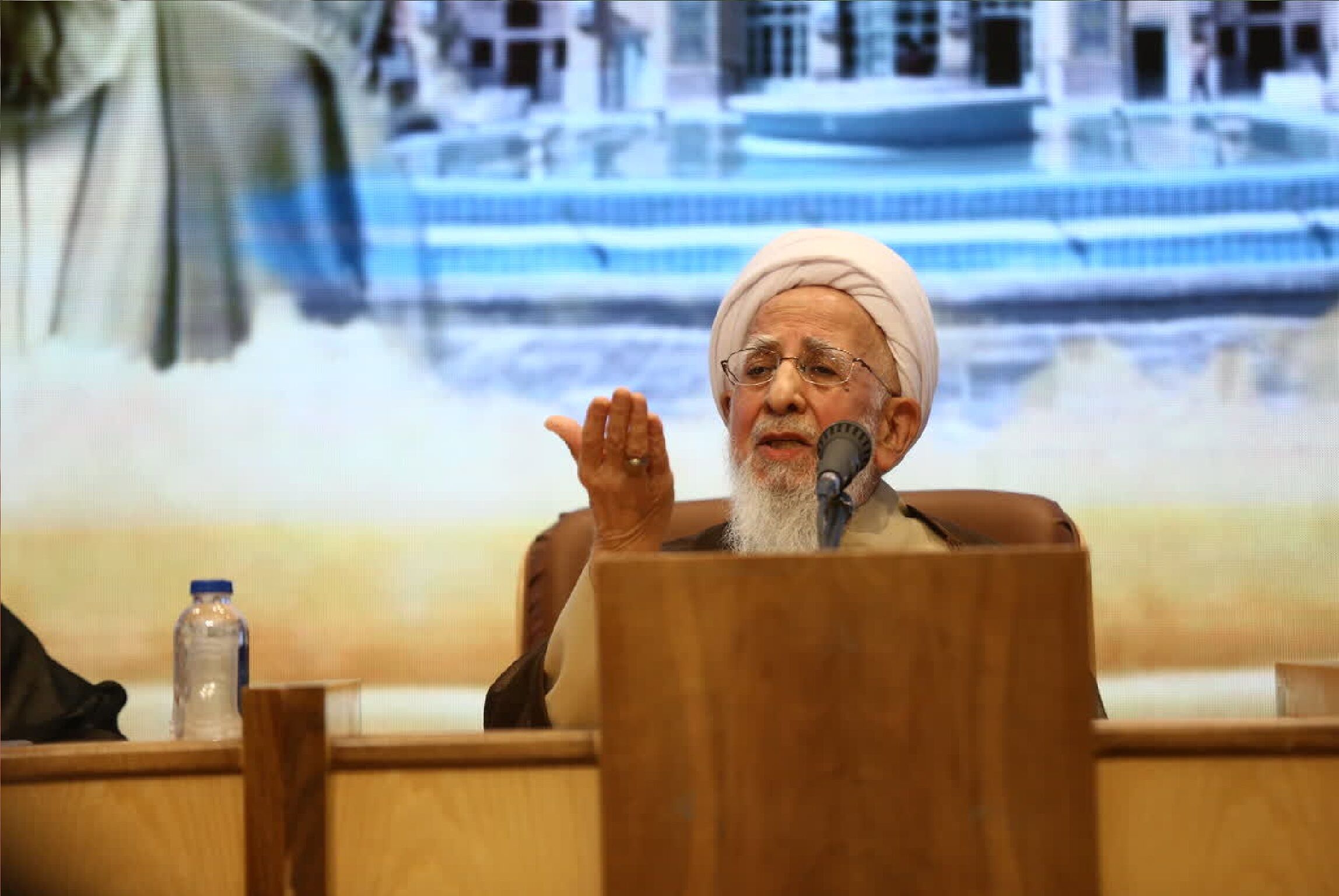 آیت‌الله جوادی آملی: رو‎میزی و زیرمیزی را بردارید و عدل را جاری کنید/ اقامه عدل در یک جامعه، از باران چندین روزه برای مملکت نافع‎تر است