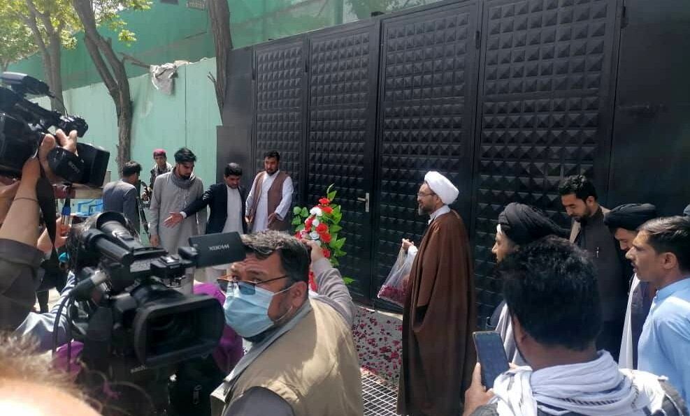 تصاویری از گل‌ باران سفارت ایران در کابل