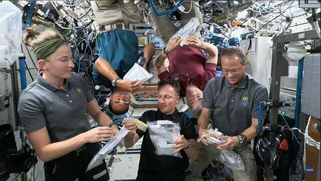 جشن شکرگزاری فضانوردان در ایستگاه فضای+عکس