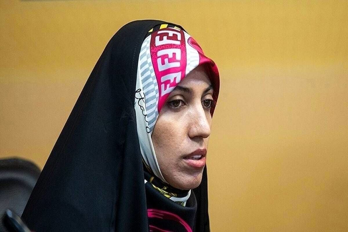آمنه سادات ذبیح‌پور در کنار دختران بی‌حجاب + عکس