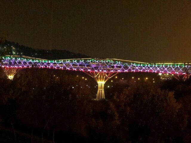 تغییر پل طبیعت به رنگ پرچم ایران
