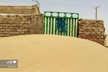 ارتفاع شن در سیستان و بلوچستان به دیوار خانه‌ها رسید و در منازل را پوشاند+عکس