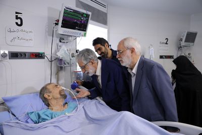 عیادت نمایندگان رهبر انقلاب از موسوی گرمارودی