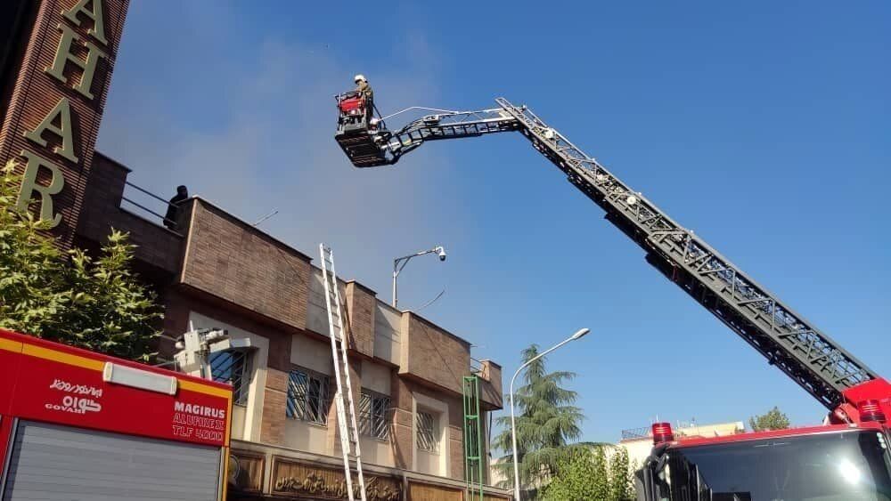 آتش‌سوزی یک ساختمان قدیمی در خیابان سعدی تهران+عکس‌ه