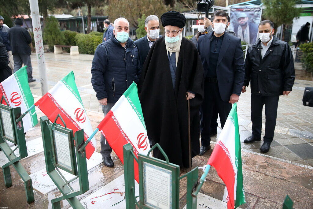 حضور رهبر انقلاب بر مزار دو شهید حادثه هواپیمای اوکراینی/ عکس 