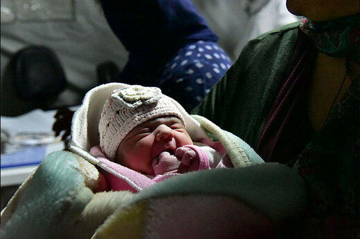 عکسی از نوزاد متولد زلزله خوی