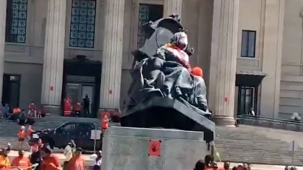 سرنگونی مجسمه ملکه فعلی و پیشین انگلیس توسط معترضان کانادایی