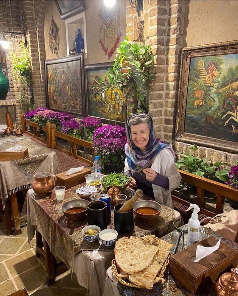 نوروزگردی خانم سفیر در خیابان ولیعصر تهران سوژه شد!+تصاویر