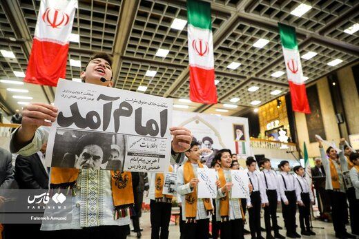 عکس‌هایی جالب از مراسم ورود تاریخی امام خمینی (ره)/ استقبال مهماندارهای زن