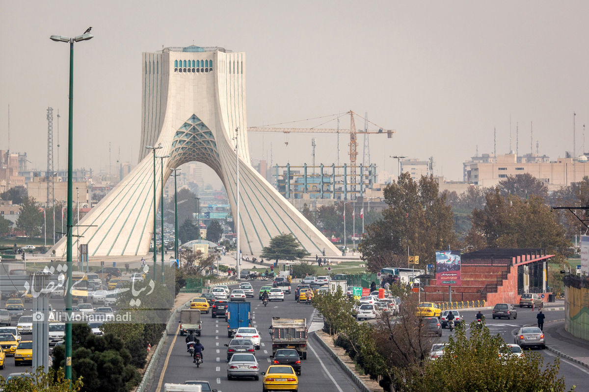 ماجرای جوش دادن درب‌های ورودی برج آزادی / ماموران شهرداری مانع ورود تجهیزات برای آماده‌سازی کنسرت شجریان شدند؟+ فیلم