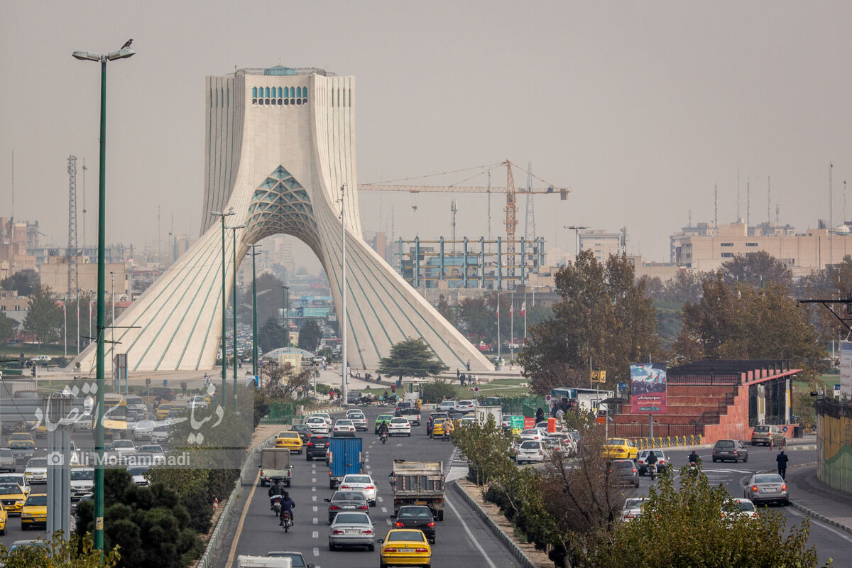 ماجرای جوش دادن درب‌های ورودی برج آزادی/ ماموران شهرداری مانع ورود تجهیزات برای آماده‌سازی کنسرت شجریان شدند؟+ فیلم
