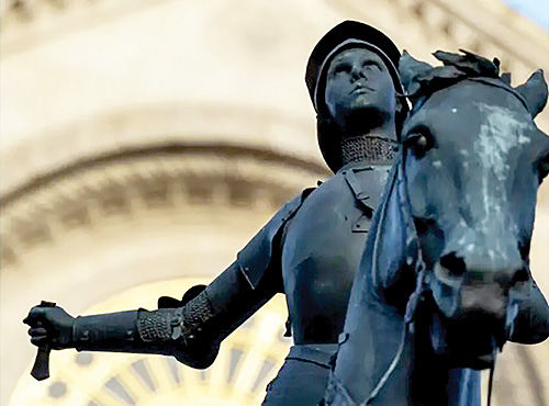 ژاندارک بی‌ شمشیر میان میدان شهر