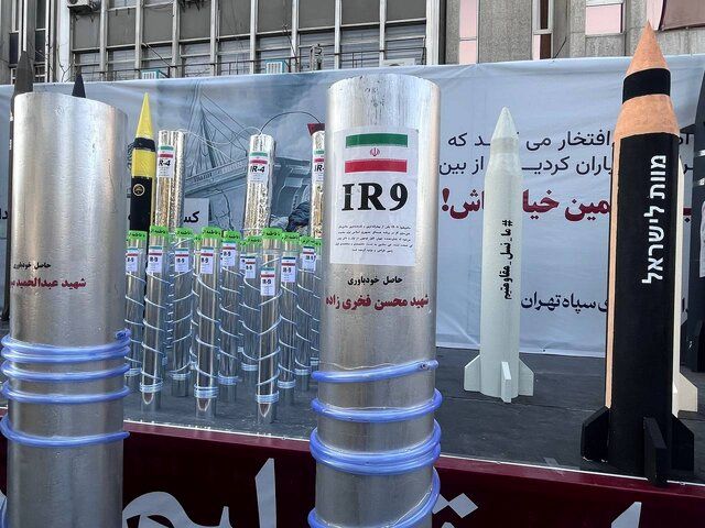 نمایش موشک‌ها و سانتریفیوژهای ایرانی در خیابان هاس تهران + عکس