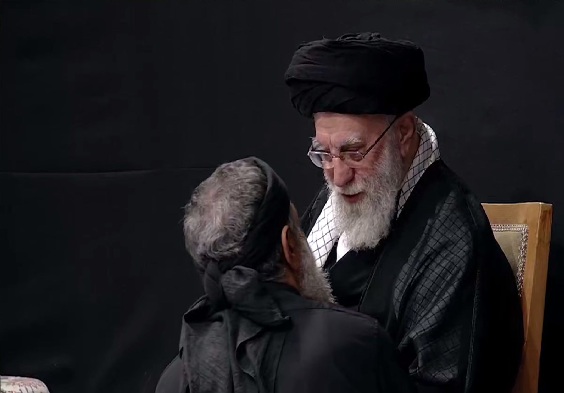 لحظه‌ای که رهبر انقلاب به محمود کریمی گفتند ای ایران را بخوان + فیلم