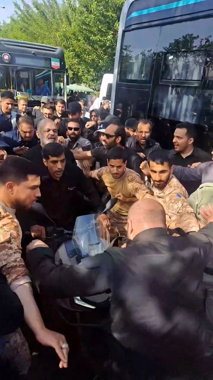 تصاویری از خروج فرمانده کل سپاه با موتور از مراسم نماز مصلی
