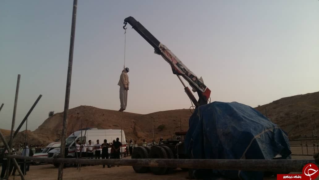 قاتل امام جمعه کازرون به دار آویخته شد+تصاویر