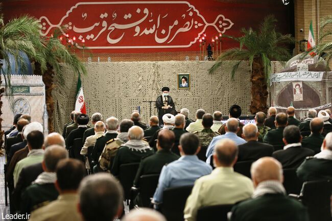 حضور ابراهیم حاتمی کیا در دیدار با رهبر انقلاب/ عکس