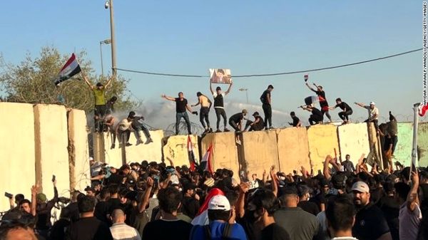 تظاهرات‌کنندگان عراقی به پارلمان هجوم بردند 