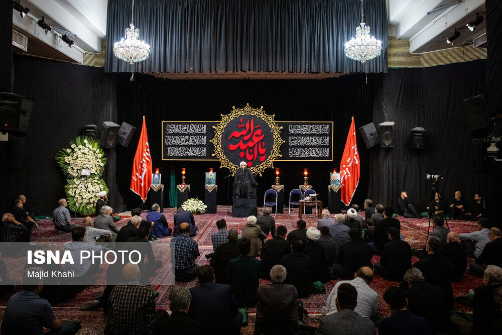 عکسی از خوش و بش قالیباف با وزیر پزشکیان در مراسم چهلم سرلشکر باقری