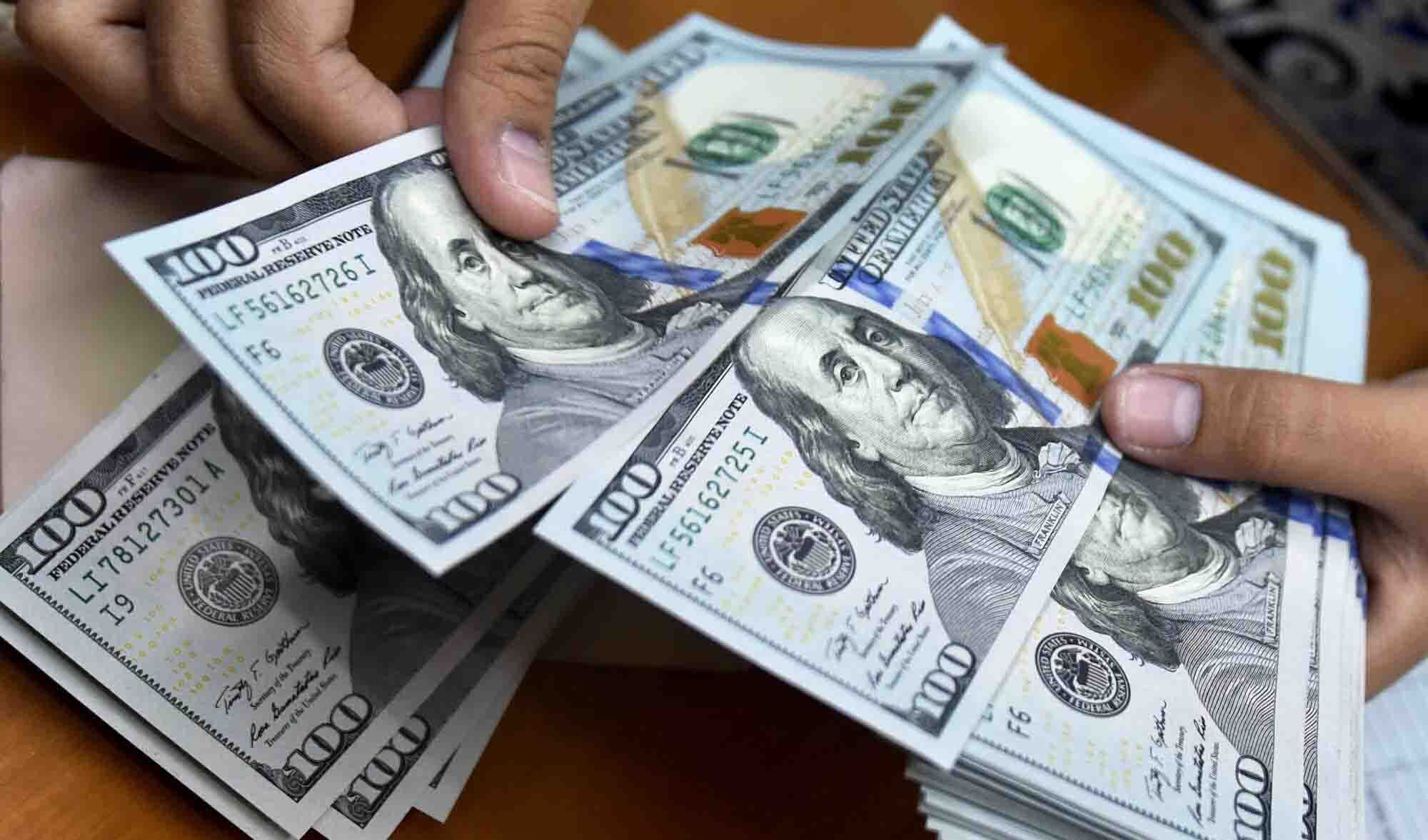 حرکت خلاف جهت قیمت دلار و یورو در بازار رسمی