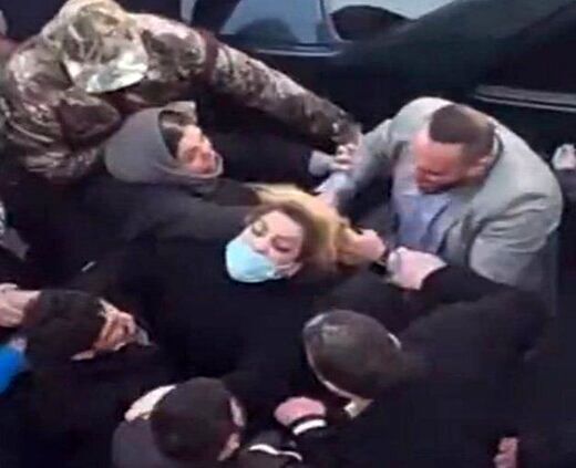 روایت جدید رسانه اصولگرا از علت «ضرب و شتم زن معترض مسمومیت‌ها» مقابل مدرسه