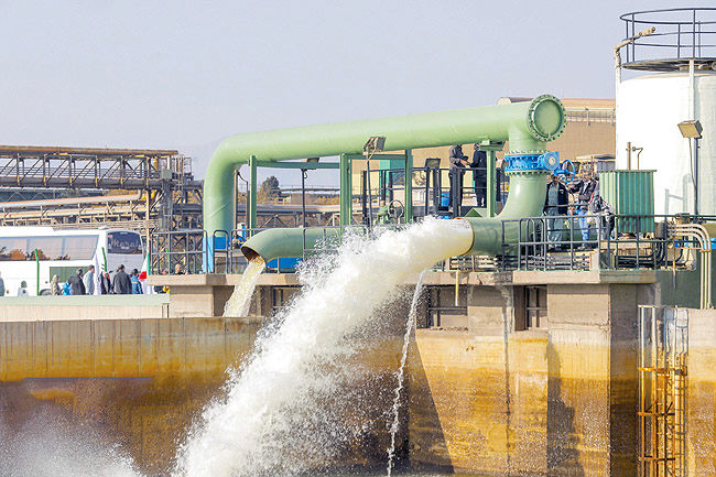 آغاز رسمی انتقال آب دریا به اصفهان؛ 