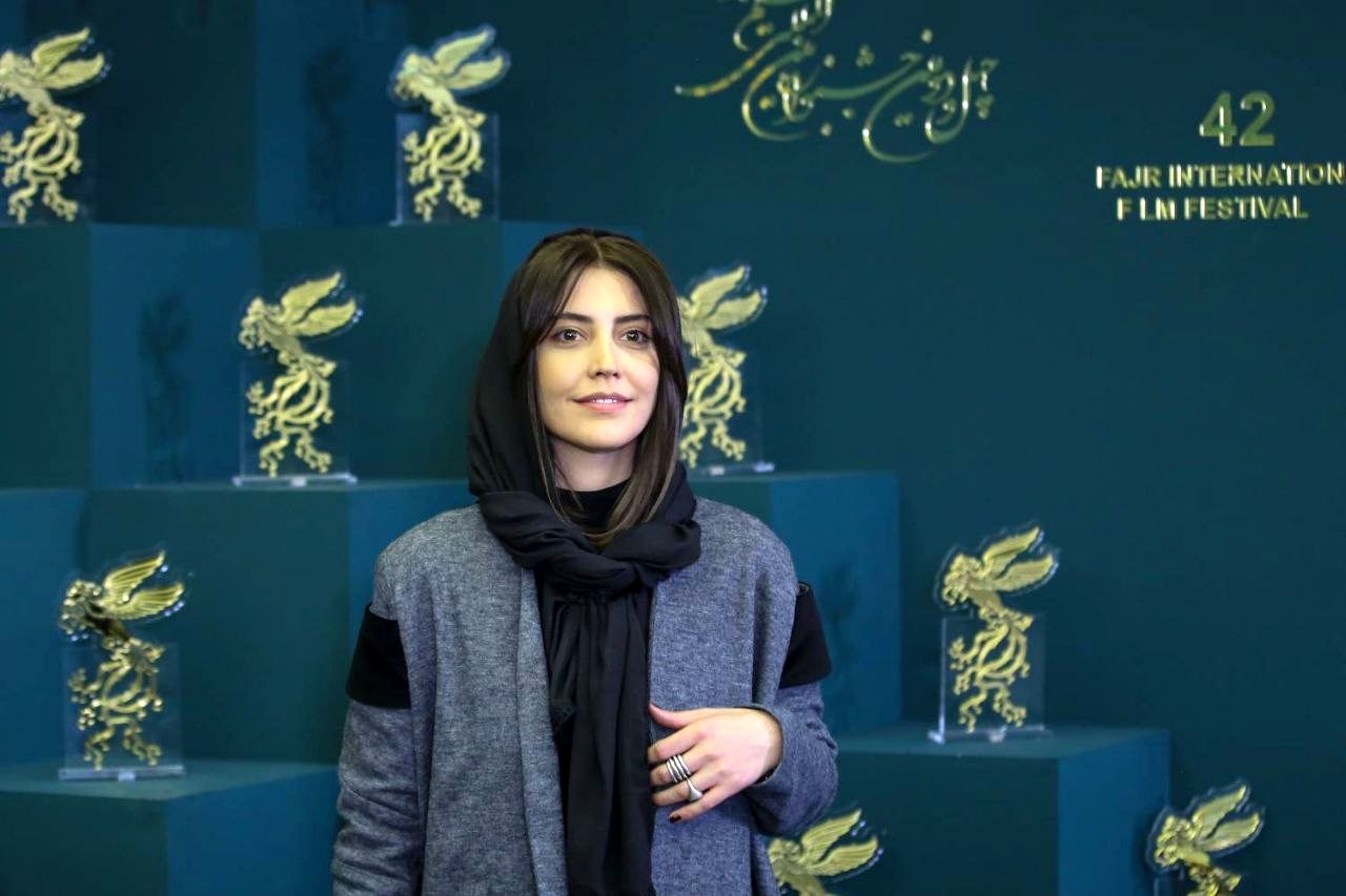 شیطنت پسر بازیگر زن برنده سیمرغ در اختتامیه جشنواره فیلم فجر سوژه شد + عکس