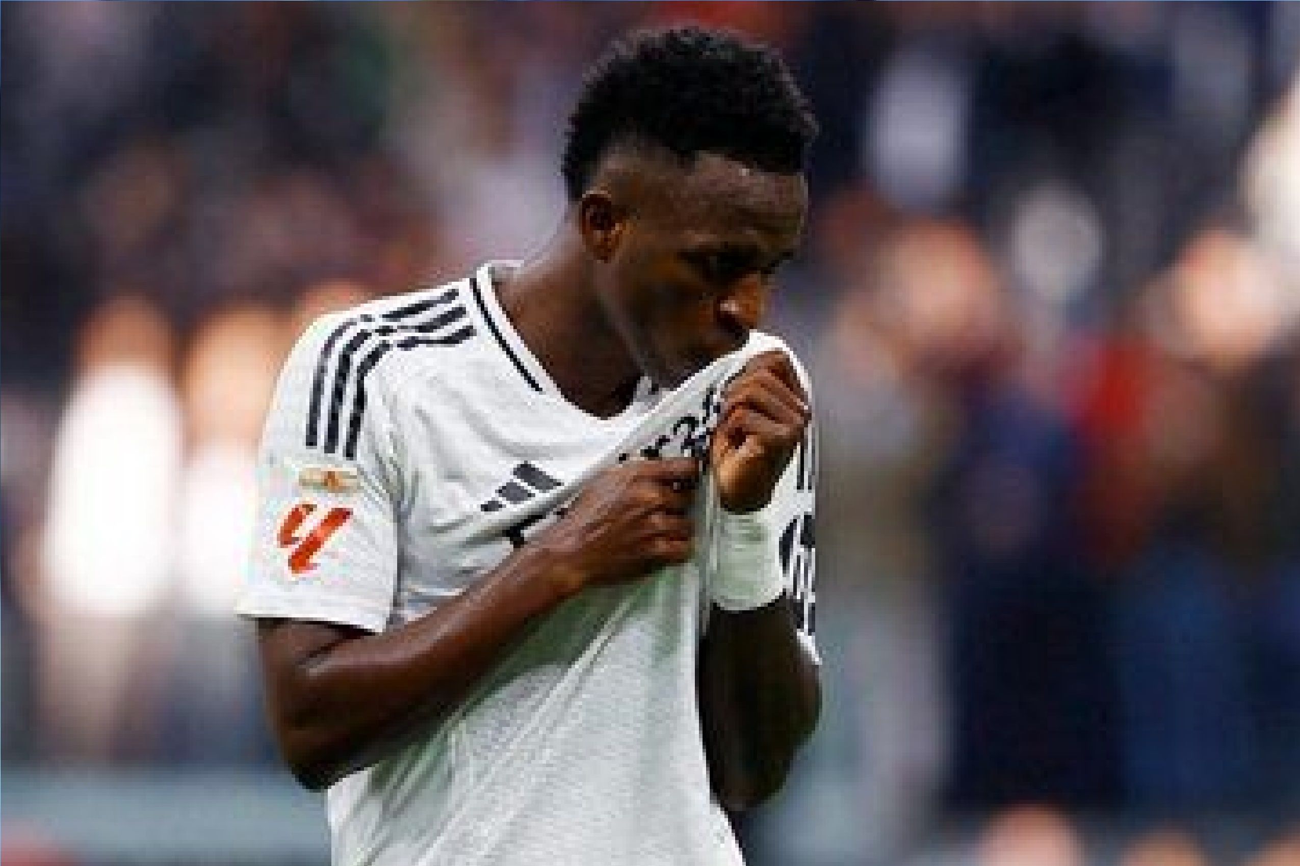 وینیسیوس جونیور در زندگی عاطفی‌اش در موقعیت آفساید گیر افتاد