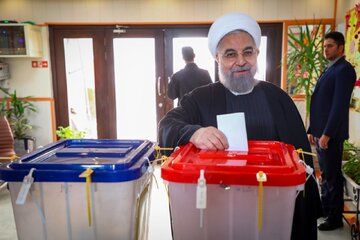 حسن روحانی رأی خود را به صندوق انداخت +عکس
