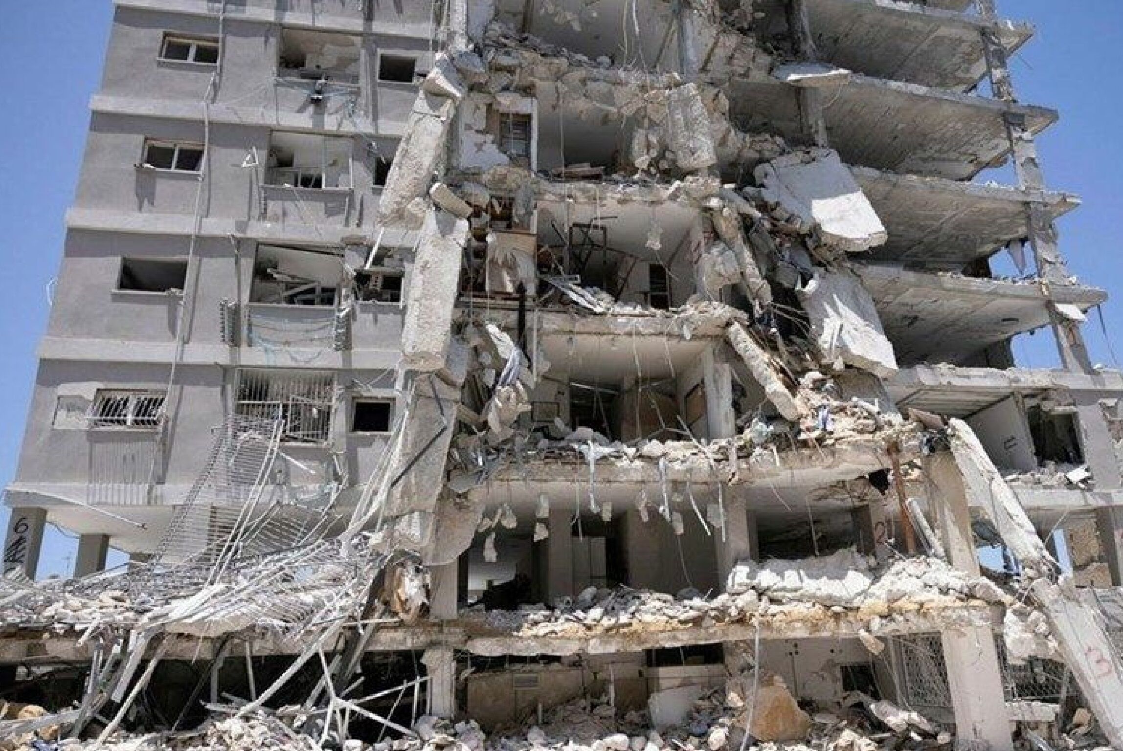 بازدید فرمانده سنتکام از ساختمانی که هدف موشک‌های ایران قرار گرفت + عکس
