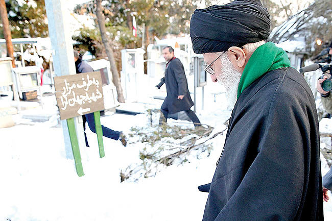 رهبر انقلاب اسلامی در مرقد امام راحل و گلزار شهدا حضور یافتند